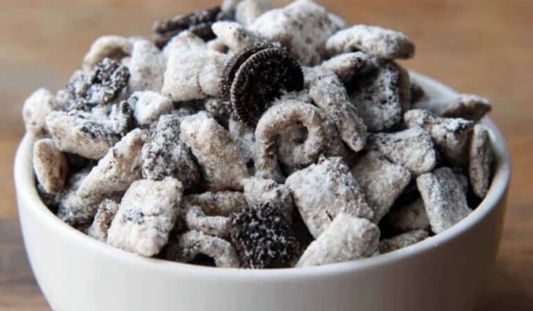 Cookies & Cream Puppy Chow dessert bowl with Oreos